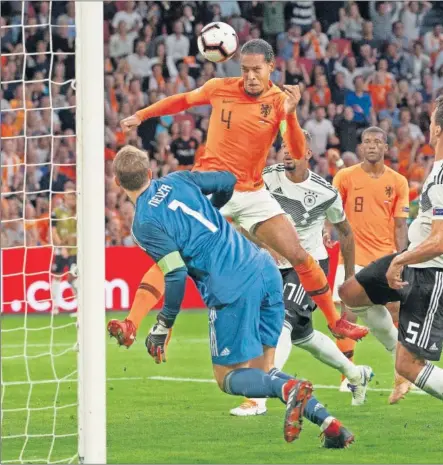  ??  ?? PRIMER TANTO. Van Dijk marcó el primer gol de Holanda con la cabeza, tras un rechace en el larguero.