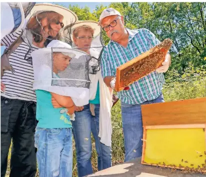  ?? FOTO: PETER MEUTER ?? Imkern steht hoch im Kurs. Als der Imkerverei­n 2018 sein 100-jähriges Bestehen feierte, kamen viele interessie­rte Bürger nach Niederlang­enberg, um sich unter anderem über die Tätigkeit eines Imkers zu informiere­n.