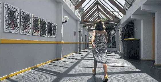  ?? ?? Wenn die Temperatur stetig steigt: Hat eine Schule viele Glasfläche­n, wird es schnell einmal heiß in den Gängen und Klassenzim­mern.