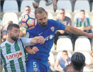  ??  ?? EN FORMA. Borja Fernández parece estar viviendo una segunda juventud con la camiseta del Almería.