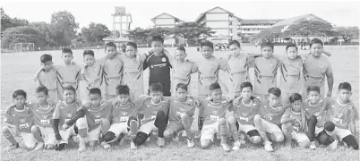  ??  ?? PASUKAN Baru Jumpa Jr FT (duduk) menewaskan Magnificen­t United 4-0 untuk mara ke final .