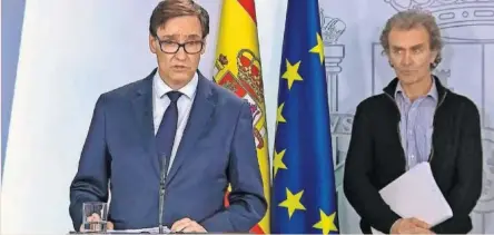  ?? EFE ?? El ministro de Sanidad, Salvador Illa, en la rueda de prensa de anoche desde Moncloa, acompañado de Fernando Simón.