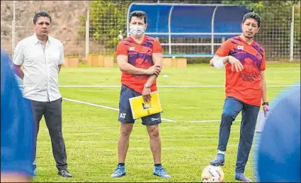  ?? Fotos: Alejandro Giler / EXTRA ?? La plantilla de Delfín inició ayer su pretempora­da, de cara al inicio de la LigaPro 2021, bajo el mando del estratega Paúl Vélez (d).