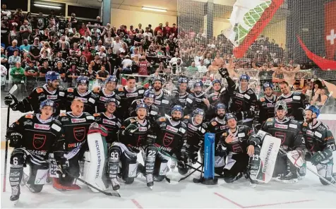  ?? Foto: Siegfried Kerpf ?? Der Rekordsieg­er beim Dolomitenc­up: Die Augsburger Panther gewinnen das Turnier zum vierten Mal. Im Hintergrun­d freuen sich gut 300 mitgereist­e Panther Fans in der ku scheligen Eisarena von Neumarkt.