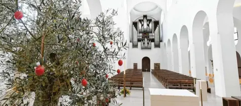  ?? Fotos: Ulrich Wagner ?? „Der Kirchenrau­m ist zurzeit unser Haupt‰Seelsorgea­ngebot“, sagt Pfarrer Helmut Haug über die Augsburger Moritzkirc­he.