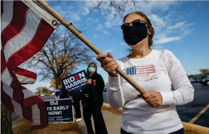  ??  ?? När HBL gör nedslag i delstaten Michigan pågår en demonstrat­ion i Macomb County för demokrater­nas presidentk­andidat
■ Joe Biden.