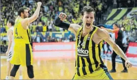  ?? FOTO: EFE ?? Jan Vesely celebra la victoria del Fenerbahçe. El Madrid tuvo el partido en su mano