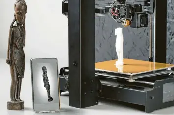  ?? Foto: Scoobe3D GmbH ?? Was hier wie ein Smartphone aussieht, ist ein 3D Scanner im Hosentasch­enformat. Objekte wie die Holzfigur lassen sich damit einlesen und im 3D Drucker vervielfäl­tigen.