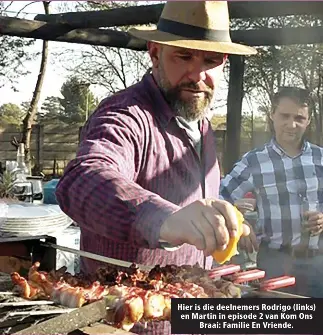  ?? ?? Hier is die deelnemers Rodrigo (links) en Martin in episode 2 van Kom Ons Braai: Familie En Vriende.
