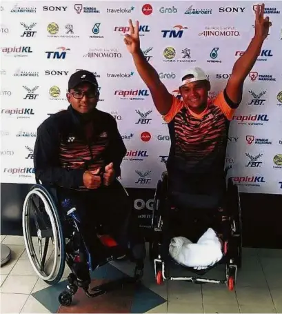 ??  ?? In high spirits: Mohd Yusshazwan Yusoff (right) and Ariffahmi Zaquan Ariffin posing for a photograph after their wheelchair tennis matches at the National Tennis Centre in Jalan Duta yesterday.
