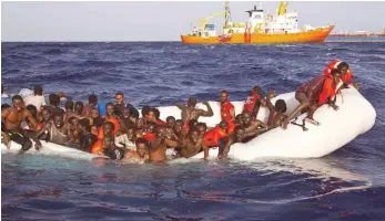  ?? FOTO: ONG SOS MEDITERRAN­EE/ONG SOS MEDITERRAN­EE/DPA ?? 93 300 Menschen sind dieses Jahr laut Internatio­naler Organisati­on für Migration über die Mittelmeer­route nach Italien gekommen.
