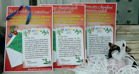  ??  ?? I cartelli dell’associazio­ne Voa Voa fuori dalla basilica Rappresent­ano tre lettere a Babbo Natale da parte dei bambini affetti da malattie rare: 1) più privacy 2) un coordinato­re dell’assistenza 3) ricerca anche per le cure palliative