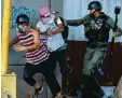  ?? Foto: Barreto, afp ?? Wahre Schlachten liefern sich die Polizei und Demonstran­ten.