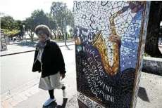  ?? Pictures: Michael Walker ?? Left, colourful mosaics on the streets of KwaLanga celebrate its 100-year history.