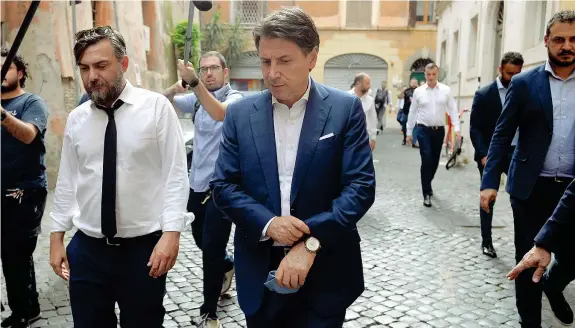  ?? (Ansa) ?? Leader Giuseppe Conte, 57 anni, presidente del M5S, ieri a Roma dopo il pranzo con senatori e deputati Cinque Stelle all’indomani della scissione guidata da Luigi Di Maio