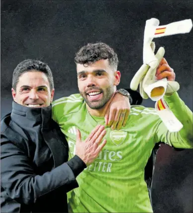  ?? ?? Arteta y Raya celebran la clasificac­ión del Arsenal.