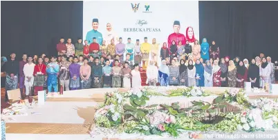  ?? — Gambar UKAS ?? UNTUK ALBUM: Tun Wan Junaidi, Abang Johari serta dif-dif kenamaan lain merakamkan kenangan bersama para penerima sumbangan.