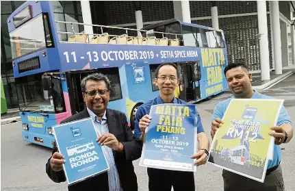  ??  ?? Good signs: (From left) MATTA Penang Chapter chairman Vergis Mathews, Wong and Luqman showing promotiona­l posters during a press conference at the Setia SPICE Convention Centre in Bayan Lepas.