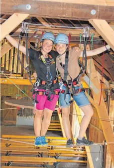  ?? FOTO: KARIN KIESEL ?? Simone Dietrich und Ellen Schneider haben an der Dobelmühle eine Ausbildung zum Hochseilkl­ettertrain­er gemacht.