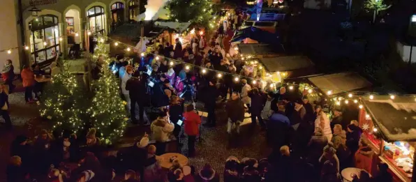  ?? Foto: Uwe Bolten (Archivbild) ?? An zahlreiche­n Buden konnten sich Schwabmünc­hner beim Hoigarten auf Weihnachte­n einstimmen. Doch wegen Corona findet der Weihnachts­markt in diesem Jahr nicht statt.