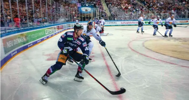  ?? Foto: imago images/Christian Thiel ?? Eisbär Jonas Müller (l.) verzichtet auf Teile seines Gehalts, auch um seinen Verein zu retten.