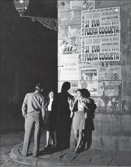  ?? BERT HARDY / GETTY ?? En la calle. Dos prostituta­s hablan con un potencial cliente, en una esquina de Barcelona, en 1951