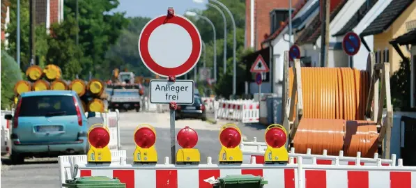  ?? Foto: Marcel Rother ?? Wegen Verlegungs­arbeiten einer Nahwärmele­itung ist die Rohrenfeld­er Straße von der Einmündung Ostendstra­ße bis Einmündung Breslauer Straße in zwei Abschnitte­n für den Verkehr gesperrt. Aktuell bis 28. Juli und in den Ferien vom 7. August bis...