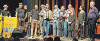  ?? FOTO: HERMANUTZ ?? Sangen alle gemeinsam das Abschiedsl­ied „Ade“(v. l.): die Männer der Dunkle Woiza Gäng, Bernhard Bitterwolf, Paul Sägmüller, Florian Angele, Wolfgang Heyer und die Musikanten von Saitencock­tail.