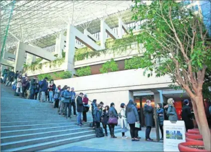  ?? / J. VINNICK (AFP) ?? Varias personas esperan el viernes para entrar en el tribunal de Vancouver que juzga a Meng.