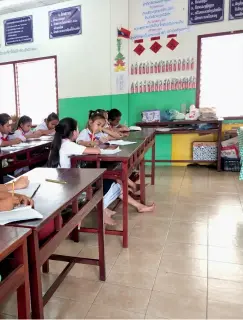  ??  ?? Lin Jieyu, âgée de 23 ans, enseigne à l’école primaire sino-laotienne de Nongbing depuis 2018.