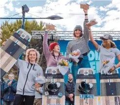  ??  ?? À droite : les freestyleu­ses auront fait le show à Leucate, dans des conditions vraiment difficiles. Francesca Bagnoli décroche la timballe, devant Mikaili Sol et Claudia Leon.