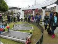  ?? BETH J. HARPAZ — THE ASSOCIATED PRESS ?? This photo shows the Meditation Garden at Graceland in Memphis, Tenn., where Elvis Presley is buried along with his parents, grandmothe­r and a memorial gravestone for his stillborn twin brother. A recently opened $45 million complex added displays to...