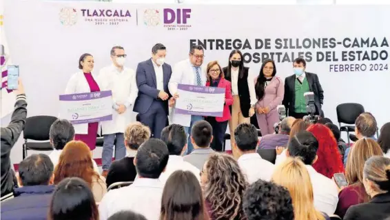  ?? /MIZPAH ZAMORA ?? Lorena Cuéllar realizó la entrega del equipo en la explanada del Hospital de la Mujer, en San Matías Tepetomati­tlán