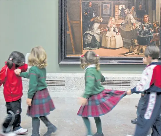  ?? FOTOS: EFE ?? Las meninas. Visita escolar a la pintura de Velázquez, de 1656. Retrata a la infanta Margarita y la familia real de Felipe IV,.