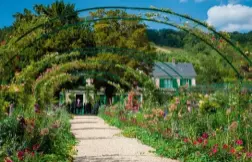  ??  ?? Le clos normand de la maison de Giverny. Monet, ce « fou de fleurs », entretenai­t avec passion son jardin.