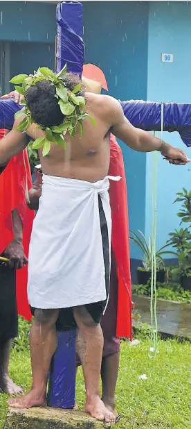  ?? Picture: NACANIELI TUILEVUKA ?? Youths enacting the crucifixio­n of Christ.