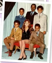  ??  ?? EINE SCHEINBAR GLÜCKLICHE FAMILIE Tina und Ike Turner 1972 mit den vier Söhnen, die zwei ältesten hatte er mit in die Ehe gebracht