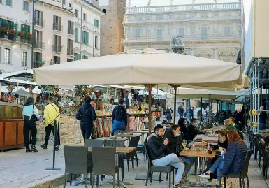  ?? (Sartori) ?? Anche d’inverno Gli spazi esterni garantiti dai plateatici assicurano la distanza sociale anti-Covid