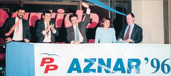  ?? EFE / ARCHIVO ?? Aznar saluda desde el balcón de la sede de Génova, flanqueado por Rajoy, Álvarez-cascos, Botella y Rato, la noche del 3 de marzo de 1996