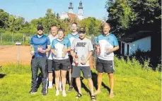  ?? FOTO: VEREIN ?? Erfolgreic­h bei den Vereinsmei­sterschaft­en der Tennisabte­ilung der SpVgg Obermarcht­al: (von links) Dominik Fisel, Holger Stützle, Ann-Kathrin Ritzler, Sarah Foydl, Matthias Stützle und Philipp Tress.