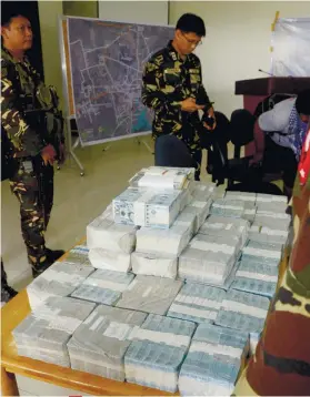  ?? SUNSTAR FOTO / ALAN TANGCAWAN ?? MAUTE "LOOT". The marines recovered P52 million in cash and P27 million in checks from a house that served as the group's machine gun outpost in Marawi City.