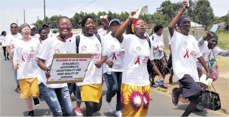  ?? Thando Ndlovu ?? Yingxenye yentsha ebiviliyel­a emigwaqeni yaseNzalab­antu ikhumbula labo abadlula ngenxa yesandulel­a ngculaza