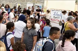  ?? (Photos Gilles Traverso) ?? Les enseignant­s sont en grève mais les écoliers peuvent être accueillis par les équipes du périscolai­re dans le cadre du service d’accueil minimum.