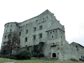  ??  ?? Simbolo Il castello di Pergine è oggetto di una serrata trattativa tra i proprietar­i, la famiglia Oss, e la comunità locale (Foto NardelliRe­nsi)