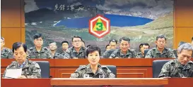 ??  ?? Südkoreas Präsidenti­n Park Geun-hye trug beim Besuch des Militärkom­mandos Uniform. Seoul ist bemüht, Entschloss­enheit zu zeigen.