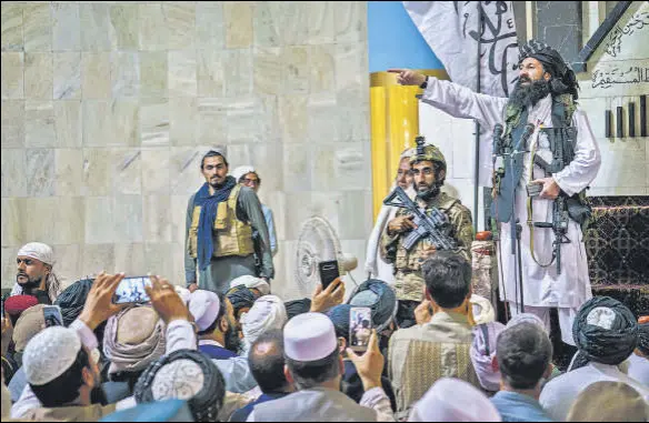  ?? GETTY IMAGES ?? Khalil al-Rahman Haqqani, a leader of the Haqqani network, delivers sermon to a large congregati­on at the Pul-e-Khishti mosque in Kabul on Friday.