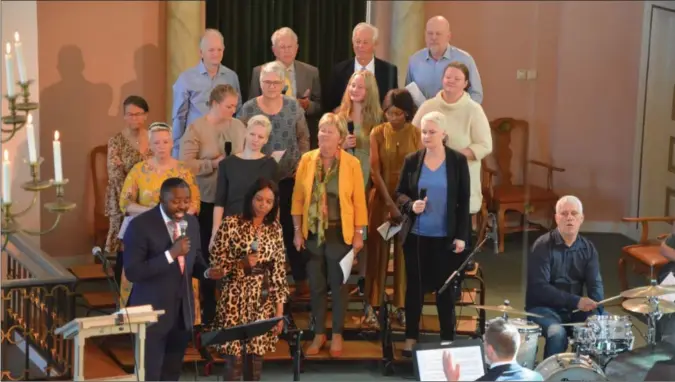  ?? FOTO: OLAV HOEL ?? Koret Sela er blant de musikalske gjestene som deltar på konserten. Her opptrer de sammen med Elie Nondo Mboboci og Anna Abwe Nondo på en gudstjenes­te i Frelserens kirke i april 2022.