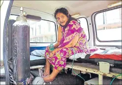  ?? SAKIB ALI/HT PHOTO ?? A woman is seen on oxygen support moments before she collapsed while waiting to get tested for Covid-19 infection at MMG hospital in Ghaziabad on Wednesday.