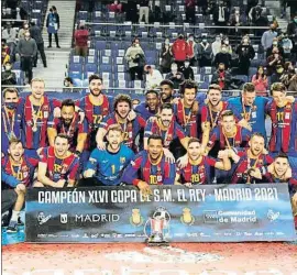 ?? J.J. GUILLÉN / EFE ?? El Barça celebra el tercer títol de la temporada