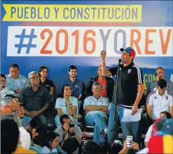  ?? AFP ?? OFENSIVA. El opositor Capriles hace campaña por el referéndum.